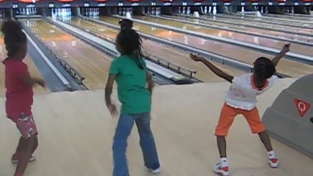 Little Girls Dancing @ Bowling Alley смотреть онлайн