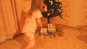 Баба Яга украла елку и натворила беспорядок.