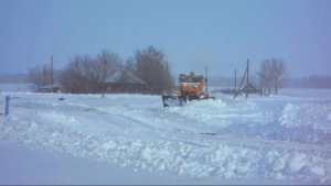 трактор Кировец к-701 на расчистке снега на дорогах.