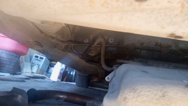 Гранта. Замена хомутов крепления бензобака