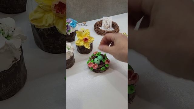 Пасхальные куличи украшенные нежнейшим зефиром и шоколадными яйцами в глазури