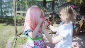 Кира хочет быть выше и прыгать на батуте. Забавное видео для детей.