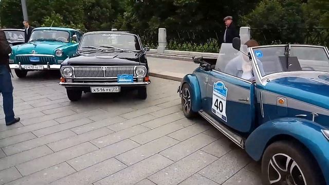 Старинные автомобили готовились к ралли у стен Кремля