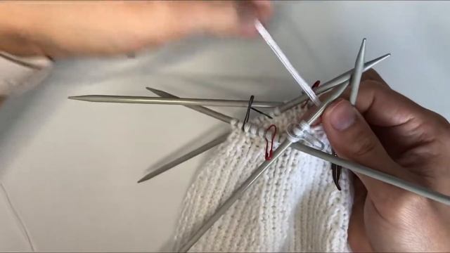 Шапка с красивой макушкой спицами.Шапка резинкой.Популярная шапка которую вяжет весь Инстаграмм смотреть онлайн