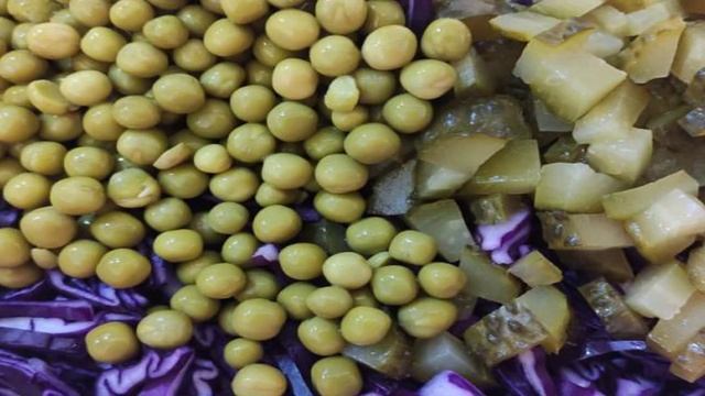 Салат из капусты с консервированным огурцом и горошком