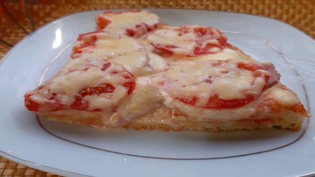 Пицца с моцареллой и гаудой