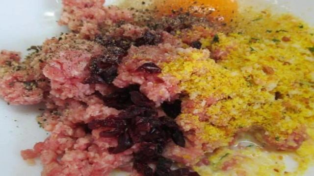 Фрикадельки с клюквой под соусом