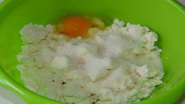 Сырники с черной смородиной