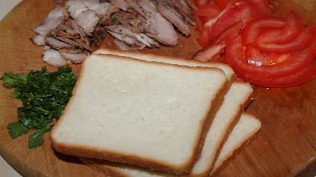 Тосты как пицца со свининой, помидорами и сыром