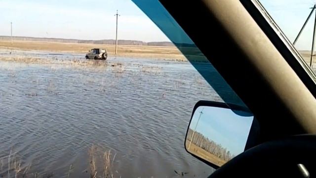 УАЗ 31512 покоряет большую лужу\Жизнь в деревне