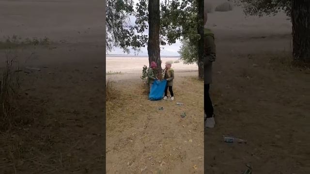 Убираем мусор на берегу Волги.