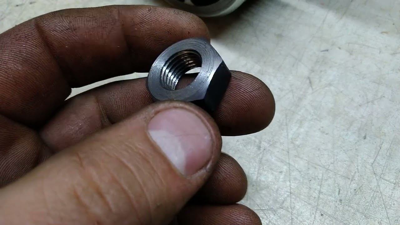Гайка с левой резьбой для Газели.