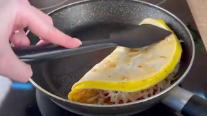 Просто вылейте яйцо на бекон, и результат будет потрясающим! Невероятно вкусно!