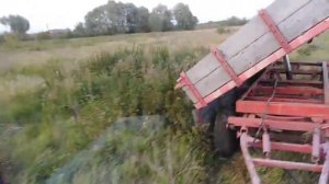 МТЗ 82 с прицепом 2птс-4 на выгрузке