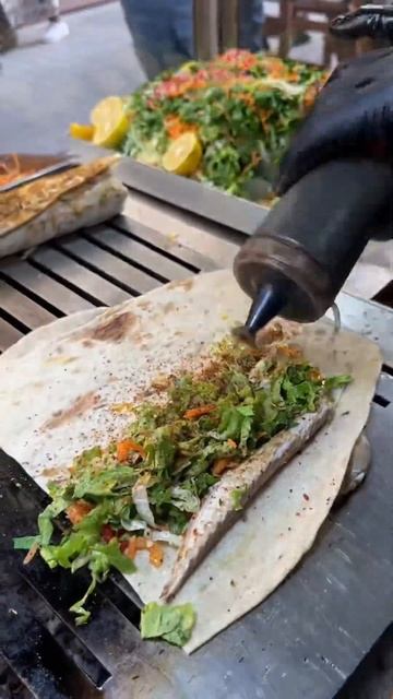 Sırf bu balık dürüm için Karaköy’e gidersin смотреть онлайн