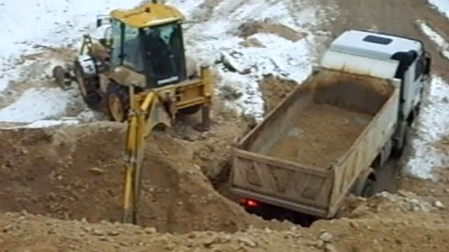 Watching Komatsu WB 97S at work смотреть онлайн