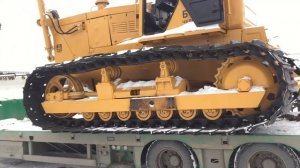 трактор заезжает на трал бульдозер Б10М