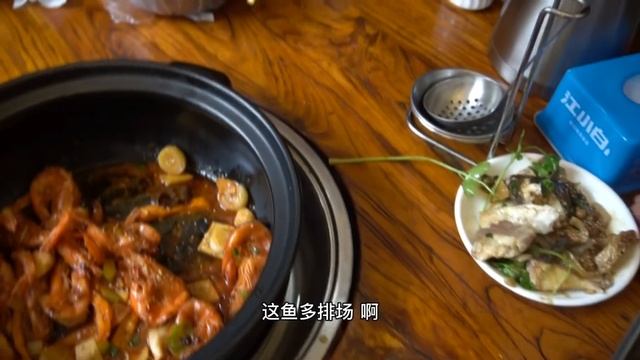 老家的水管冻坏了，儿媳安排吃烤鱼，配一锅大虾，要让公婆都吃好 | The water pipe is frozen, take my in-laws out for dinner смотреть онлайн