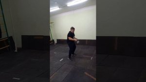 Юный спортсмен круто жонглирует гирей.