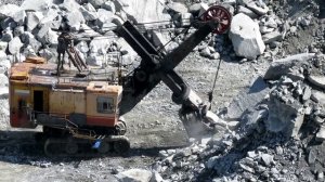 Экскаватор ворочает булыжники ЭКГ-5А