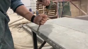 Вариант формирования "дикой" кромки на каменных изделиях с помощью скарпели и молотка.