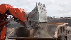 Hitachi EX8000 - гигант, один из самых больших гидравлических экскаваторов в мире