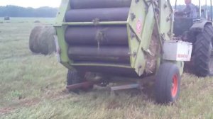 Работа пресс-подборщика Claas Rollant 44 с трактором ЮМЗ-6 на прессовании сена