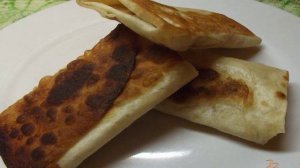 Закуска из лаваша с сулугуни, чесноком и помидорами