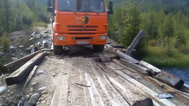 Опасный мост чуть не упал😱😨