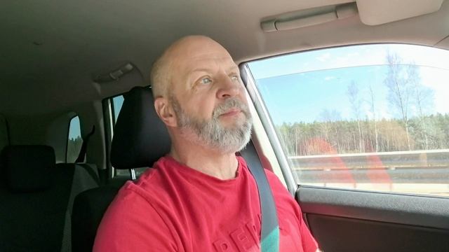 Наконец-то нам делают полусухую стяжку на первом этаже. Едем за куличами.
