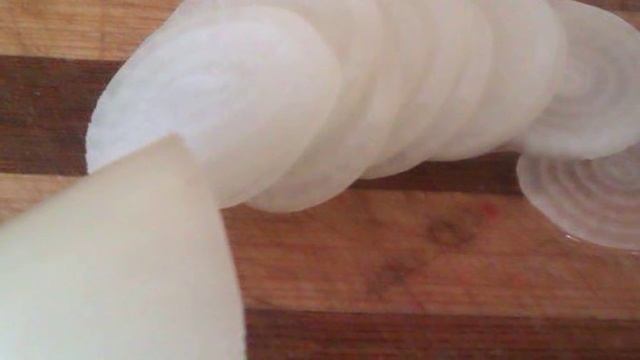 Простой овощной салат со сметаной