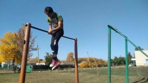 делаю 100 боковых яйцекруток на турнике!!!! посмотрите описание если хочешь научиться яйцекрутке.