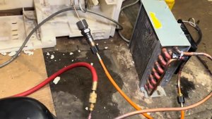 Liebherr ICUNS 3314. Утечка в запенке. Компрессор.