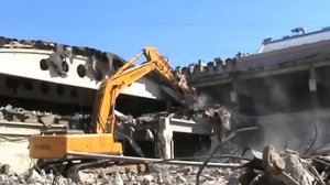 Демонтаж здания экскаватором с гидроножницами Robi MP19R