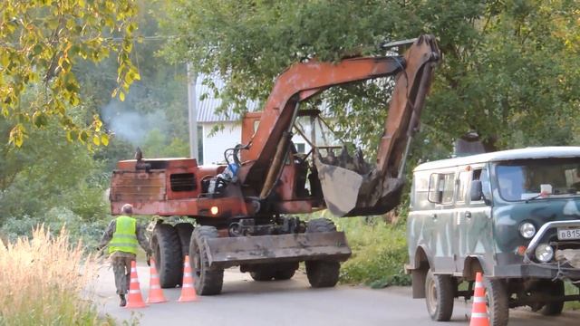 Экскаватор в деревне стоит, потом поедет и сломает дерево!