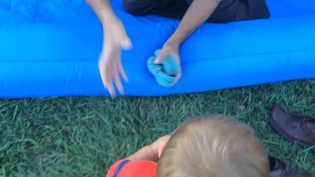 На батуте. Дилану 15 года Чарли почти 4.