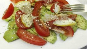 Салат из авокадо, помидоров с лимоном и кунжутом