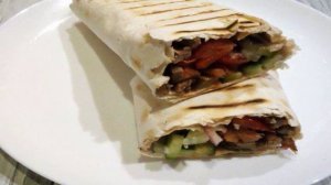 Утиная грудка в лаваше с овощами