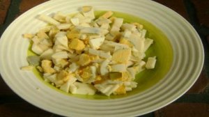 Оливье с колбасой и жареными грибами