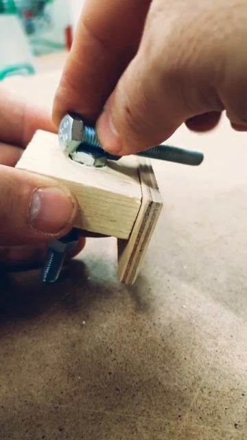 Гаечный ключ из подручных средств когда нет ключа нужного размера @TechnologTV #сделайсам #shorts смотреть онлайн