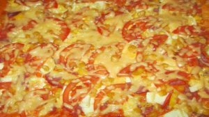 Пицца колбасой и сыром
