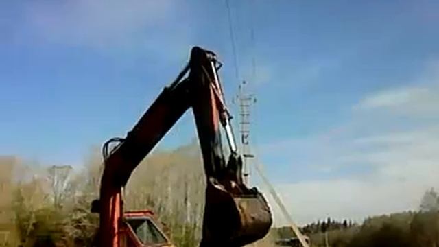 Большие машины СМОТРЕТЬ ВСЕМ!!! Экскаватор сел в грязи по пузо сам себя вытащил.