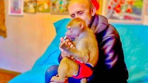 Люська уже такая большая девочка, сидит с Владом и РЫБУ ЛОВИТ)))