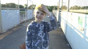 Макс идет смотреть поезда - Видео про поезда и железную дорогу