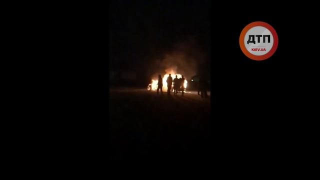 Село Счастливое, Бориспольский район.
Среди футбольного поля ФК Шахтёр подожгли машину. Без пострад смотреть онлайн