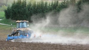 HILLSIDE TRACTOR ! Challenger MT 765 C et vibroculteur Rabe - Big sound