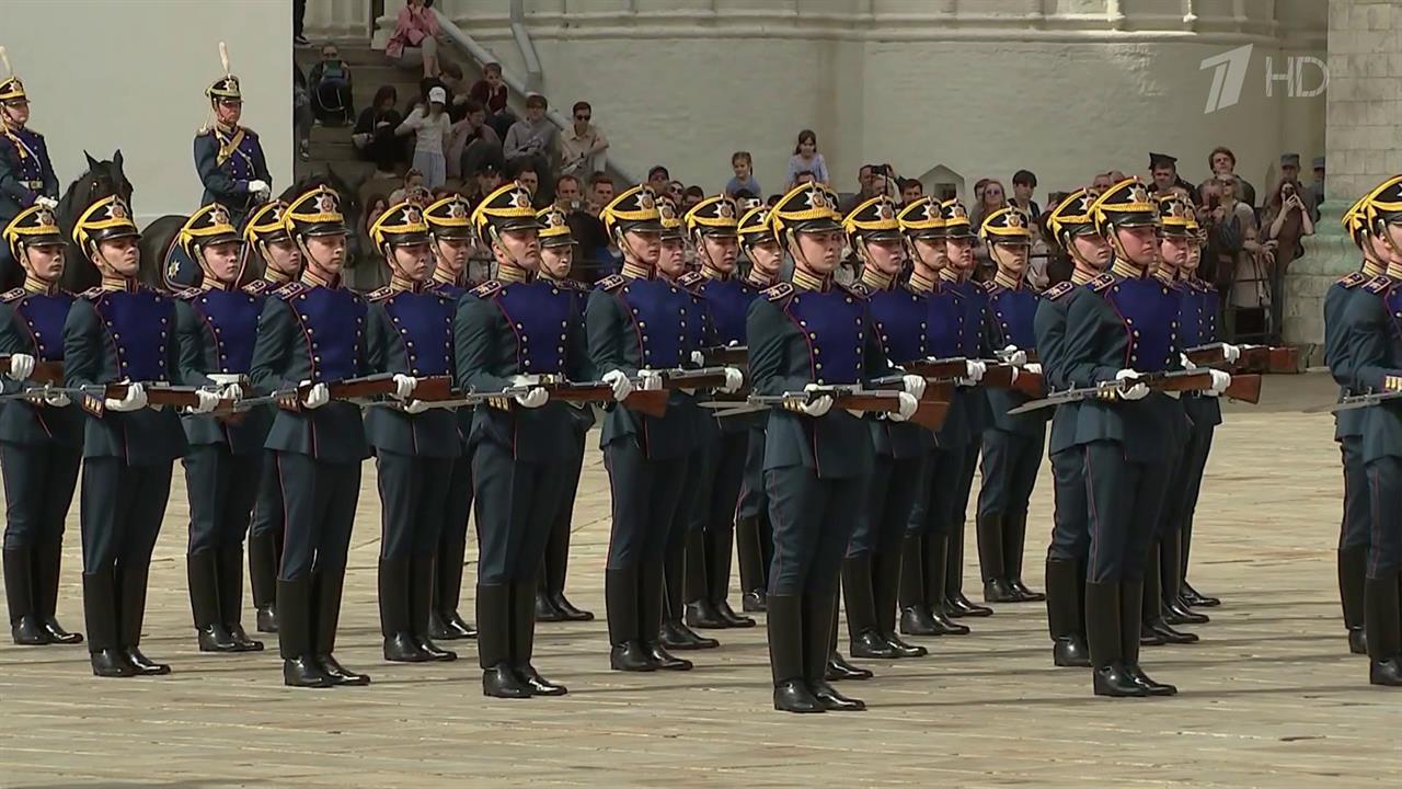 На Соборной площади Кремля прошла церемония развода пеших и конных караулов Президентского полка