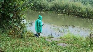 В дождь наловил кучу рыбы.Рыбалка на реке.