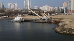 работа плавкрана с грейфером.