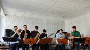 Анс. студ. 4 курса " StavBigBrothers" п/у Сергея Андросенко. 
-Алексей Подымкин-Zeitnot.